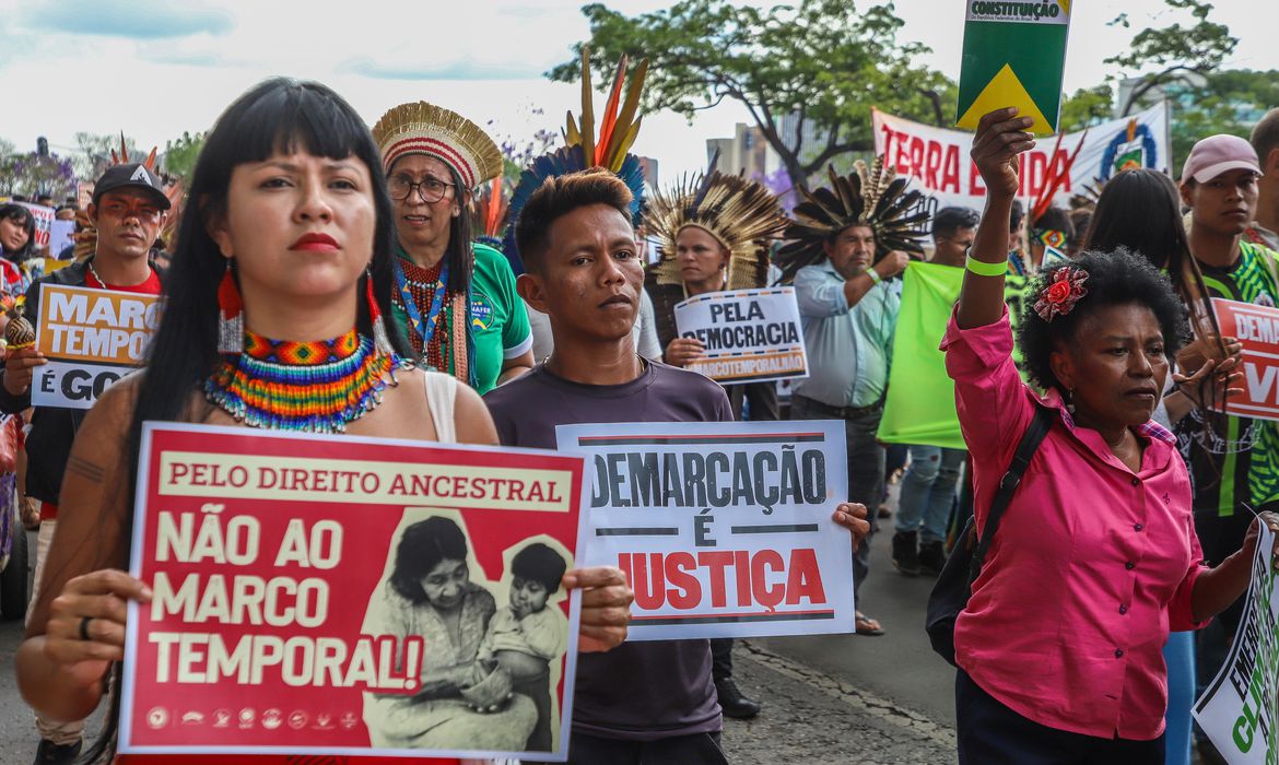 Povos indígenas marcham em Brasília contra marco temporal