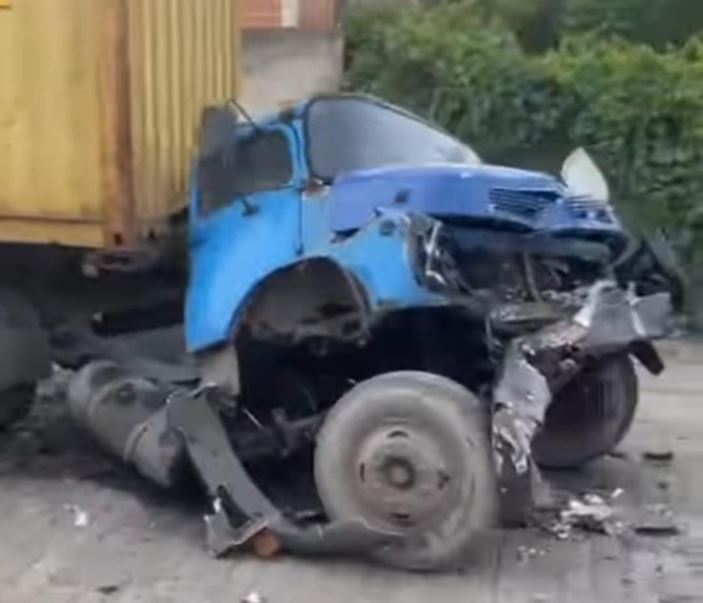 Caminhoneiro fica desorientado após colisão entre caminhões em Guarujá