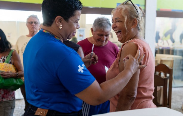 Idosos participam de ação de saúde e bem-estar no Viva Bem, em Bertioga