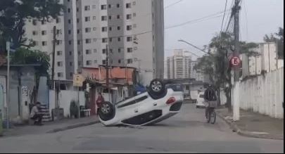 Motorista perde controle e capota veículo na Ponta da Praia