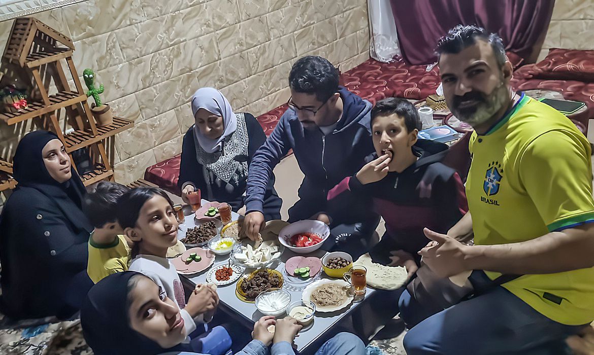 GOVERNO PRESTA AUXÍLIO EM ÁGUA E ALIMENTOS AOS BRASILEIROS EM GAZA.