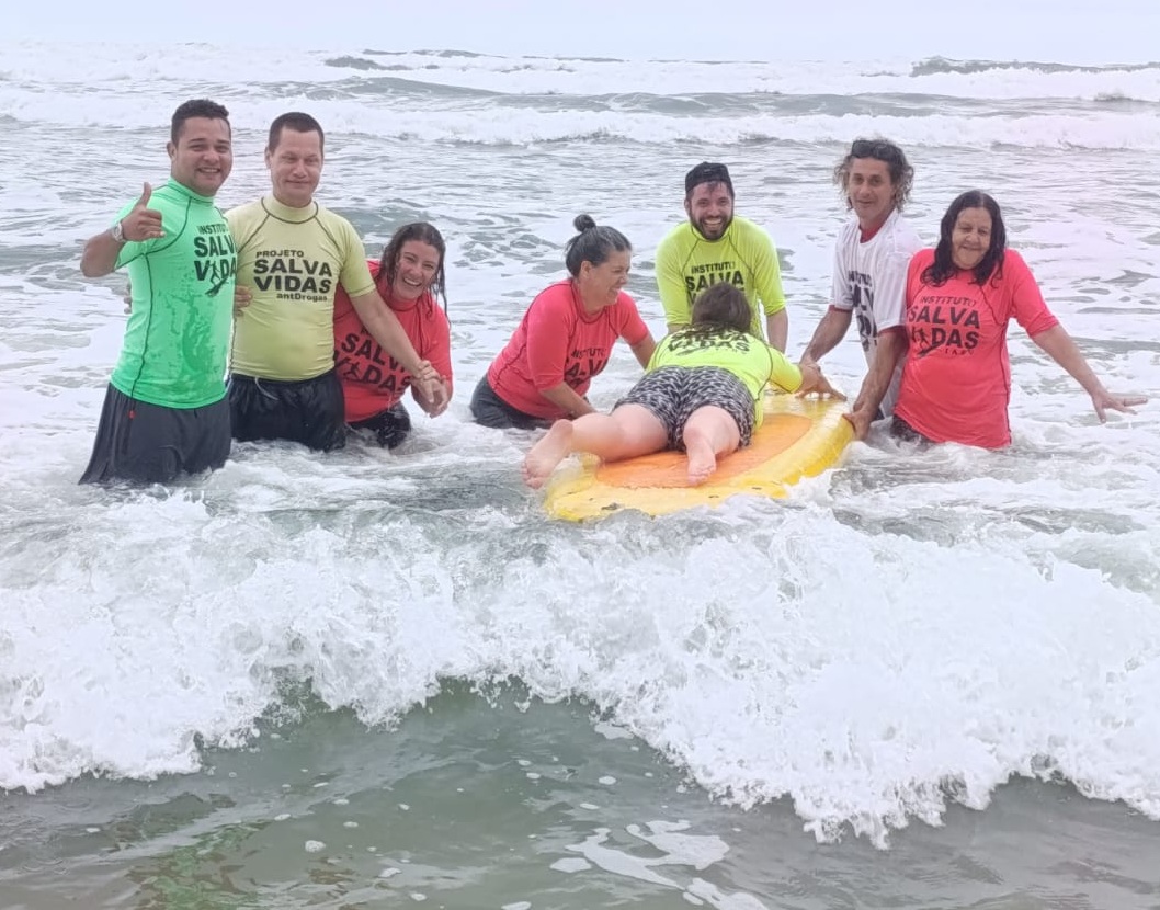 TURISMO SOCIAL, INCLUSÃO E SAÚDE MENTAL MARCAM EXPERIÊNCIA TRANSFORMADORA NA PRAIA DA ENSEADA, EM GUARUJÁ