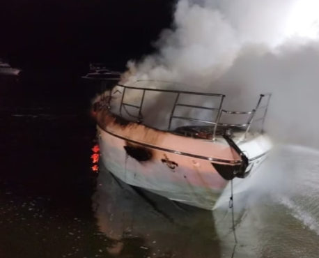 ​EMBARCAÇÃO COM 15 PESSOAS A BORDA PEGA FOGO NO CANAL GUARUJÁ-BERTIOGA (SP)