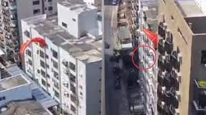 Mulher perde controle de parapente e é ‘’salva’’ por janela