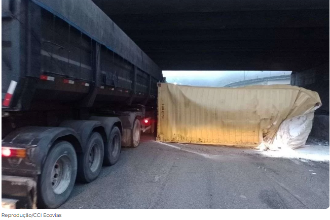 Motorista fica ferido após carreta com carga de cimento tombar em rodovia