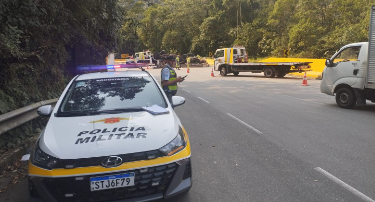 ​Caminhão carregado com cerâmica capota na Mogi-Bertioga