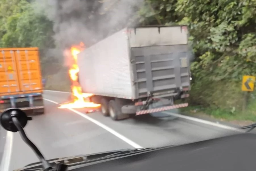 Caminhão pega fogo após pane e congestiona Rodovia
