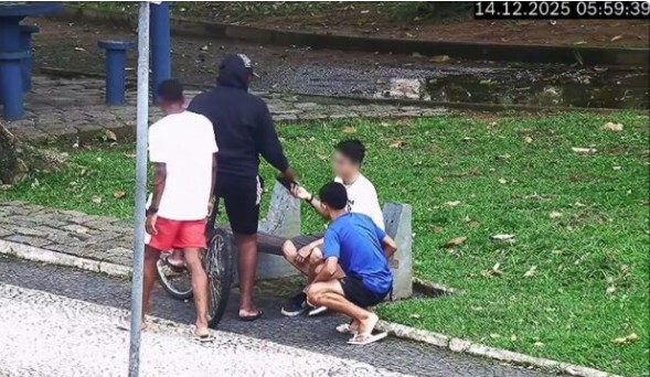 SUSPEITO É PRESO POR ROUBO DE CELULAR APÓS SER FLAGRADO POR CÂMERAS DE MONITORAMENTO EM SANTOS