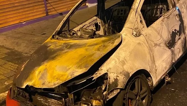 Carro pega fogo e motorista de app busca apoio para voltar ao trabalho