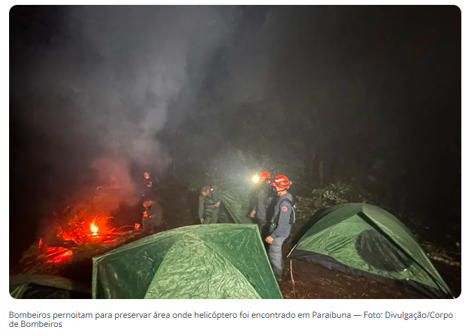 As equipes de resgate  retiram os corpos das quatro vítimas do acidente de helicóptero em Paraibuna