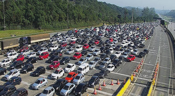 Estradas com Congestionamento em Direção ao Litoral de SP nas Vésperas do Réveillon