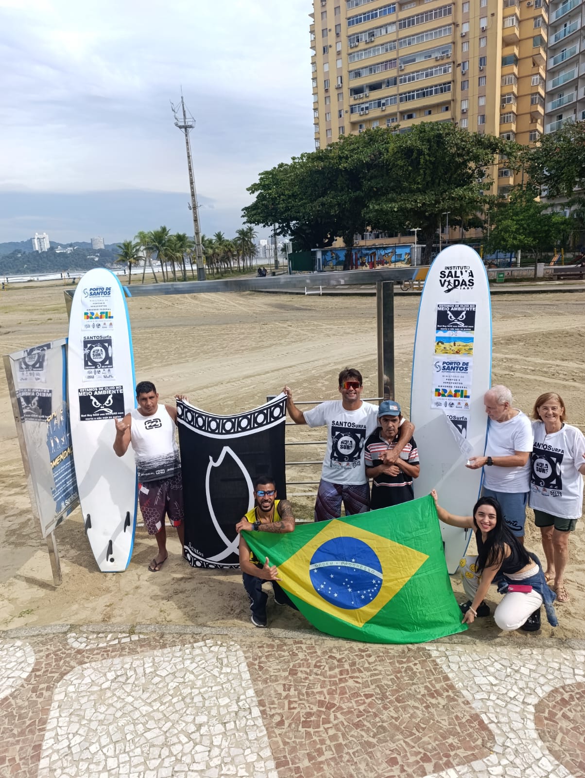 Projeto Caravana Salva-Vidas leva inclusão, surfe e educação ambiental às praias de Santos e Guarujá