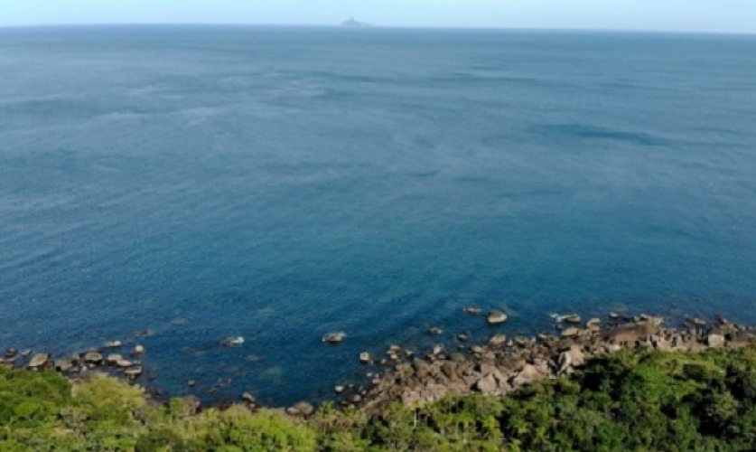 Tragédia em Ilhabela: Pescador encontrado morto e dois desaparecidos após embarcação virar