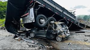 Acidente com caminhão e ônibus deixa mais de 30 vítimas