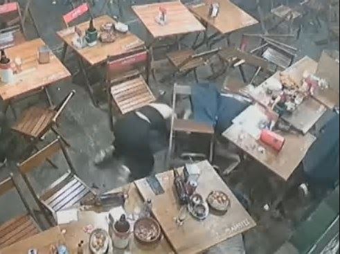 Homens armados e encapuzados fazem arrastão em bar  SP