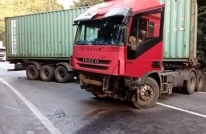 ​Carreta bate em mureta, e interdita rodovia Anchieta na altura de Cubatão (SP)
