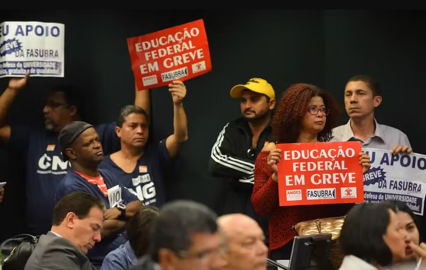 Professores e servidores deflagram greve em 61 universidades e institutos federais