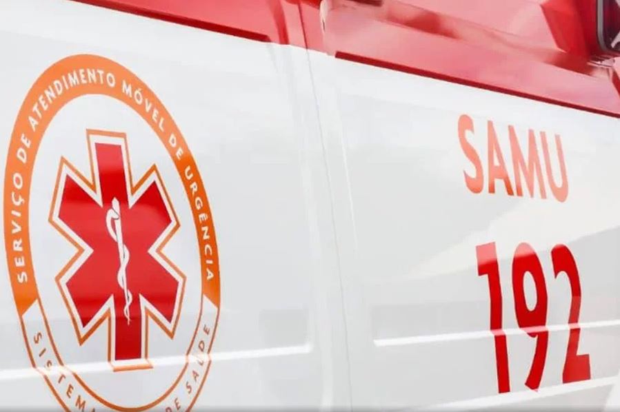 Porsche colide contra caminhão na Perimetral de Santos e carga cai sobre carro de luxo