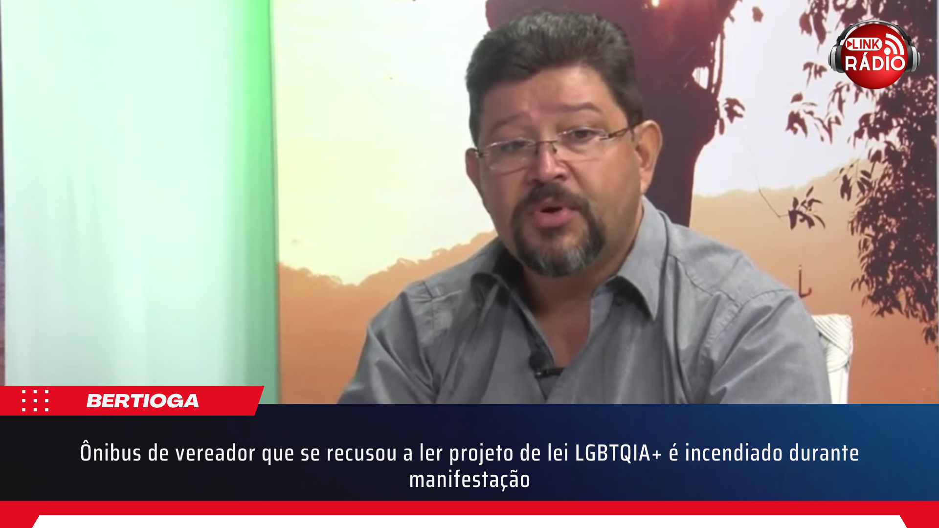 Ônibus de vereador que se recusou a ler projeto de lei LGBTQIA+ é incendiado durante manifestação